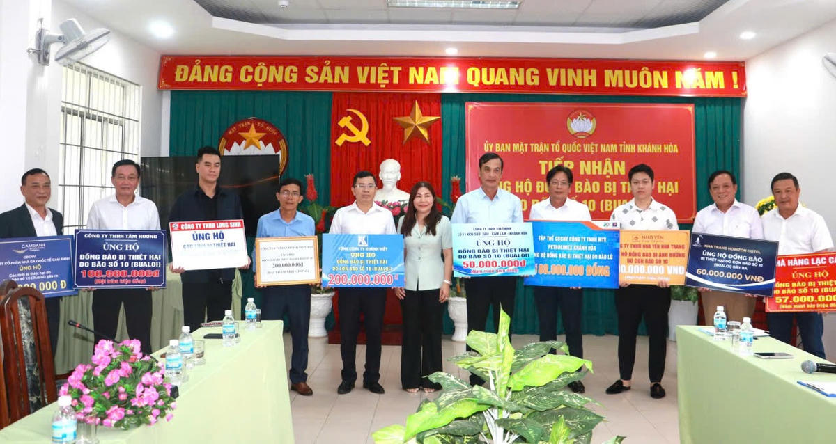 Đại diện các đơn vị trao kinh phí ủng hộ đồng bào các tỉnh khắc phục thiệt hại do cơn bão số 10 cho Ủy ban MTTQ Việt Nam tỉnh Khánh Hòa. Ảnh: X.H.