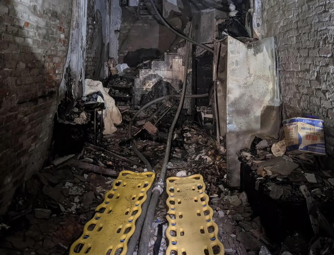 Sáng 11/10, ngôi nhà bốn tầng một tum nằm sâu trong ngõ 180 phố Kim Hoa, phường Văn Miếu - Quốc Tử Giám bất ngờ bốc cháy khiến cả gia đình 5 người tử vong. Ảnh: Lê Khánh.