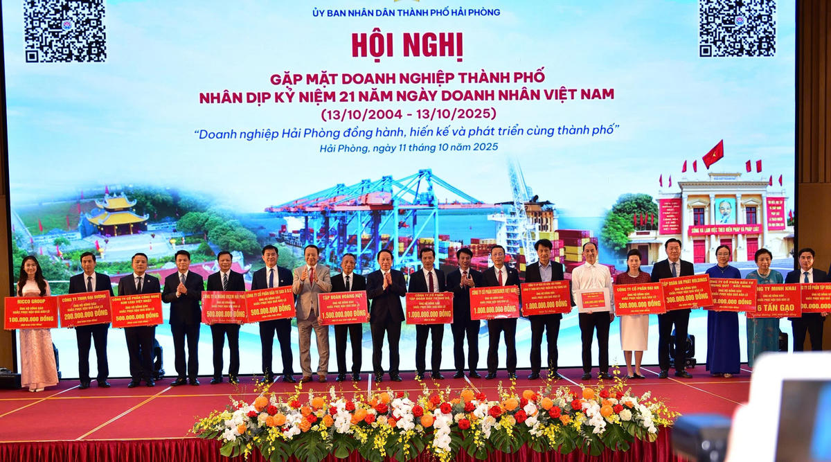 Lãnh đạo TP Hải Phòng tiếp nhận ủng hộ của các doanh nghiệp ủng hộ đồng bào bị ảnh hưởng bởi bão, lũ. Ảnh: ĐT.&nbsp;