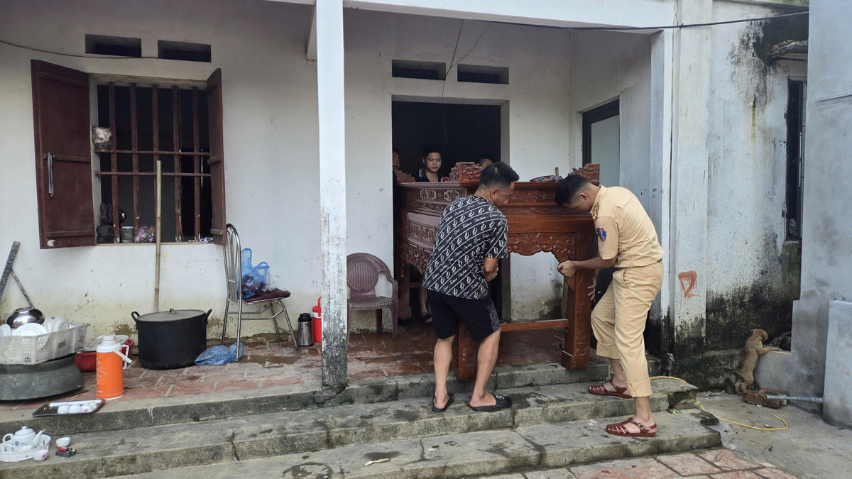 Lực lượng chức năng cũng hỗ trợ người dân lau dọn nhà cửa, khắc phục hậu quả do nước ngập gây ra.. 
