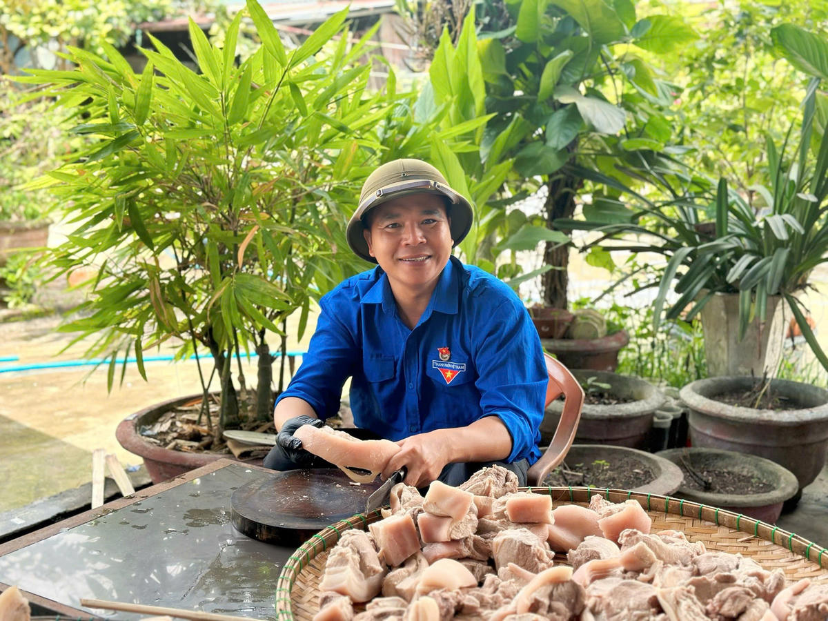 Anh Phan Văn Đức, Chủ nhiệm CLB thiện nguyện Phan Đức chia sẻ việc làm hỗ trợ bà con vùng lũ. Ảnh: Chí Đại.