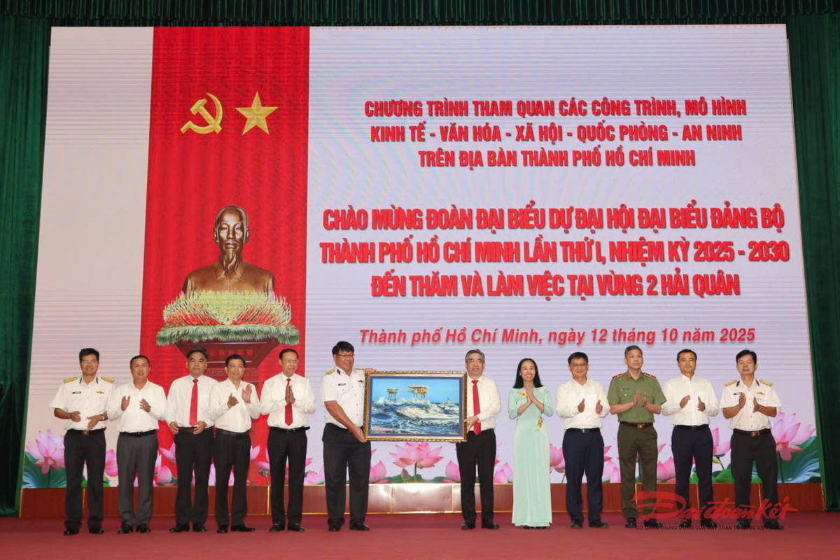 Thủ trưởng Vùng 2 Hải quân tặng quà cho Đoàn đại biểu TP Hồ Chí Minh. Ảnh: Văn Đường - Như Thành.