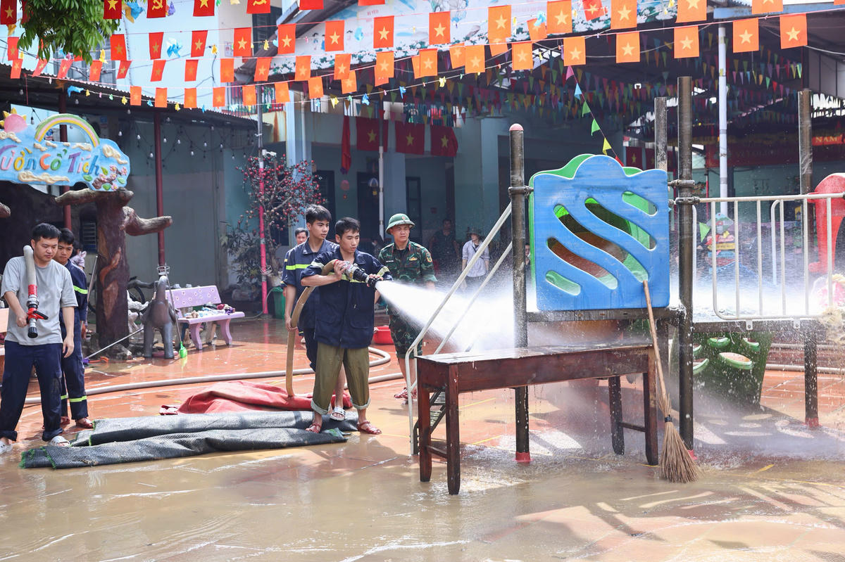 Lực lượng chức năng tham giia dọn dẹp tại các trường học trên địa bàn tỉnh Thái Nguyên. Ảnh: Quang Vinh