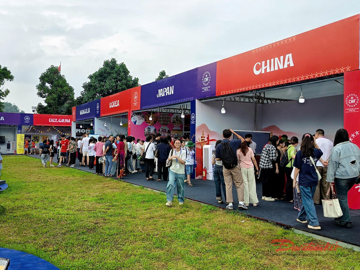 Lễ hội Văn hóa Thế giới Hà Nội lần thứ nhất chính thức khép lại, thu hút khoảng 1 triệu lượt người dân và du khách. Ảnh: Phạm Sỹ.