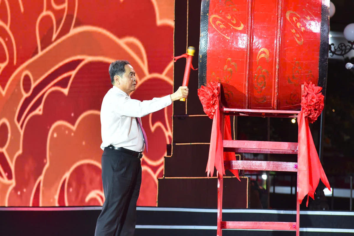 Chủ tịch Quốc hội Trần Thanh Mẫn khởi&nbsp;trống khai hội. Ảnh: ĐT.&nbsp;