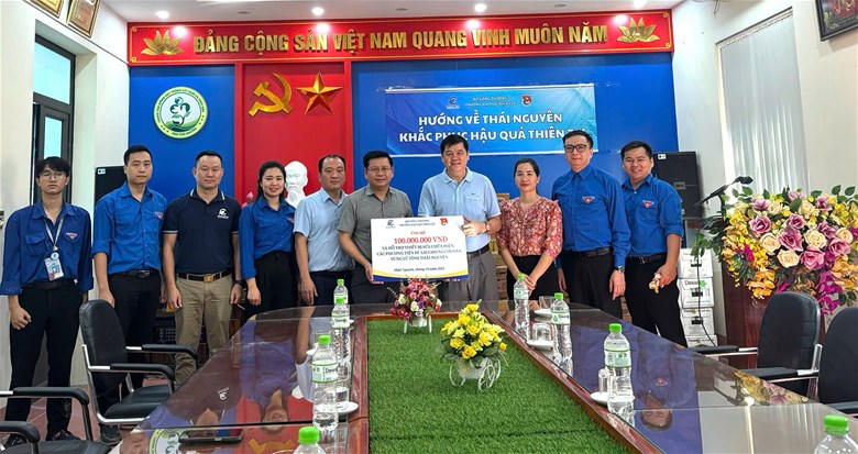 PGS.TS Đinh Văn Châu đến thăm hỏi và trao tặng 100 triệu đồng thông qua Ủy ban MTTQ Việt Nam tỉnh Thái Nguyên.<div data-empty="true">. </div>