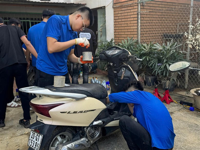 Sinh viên EPU sửa chữa nhiều phương tiện xe gắn máy bị hư hỏng do ngập nước và khắc phục, thay thế các thiết bị điện tại các hộ dân và cơ sở sinh hoạt bị hư hại.