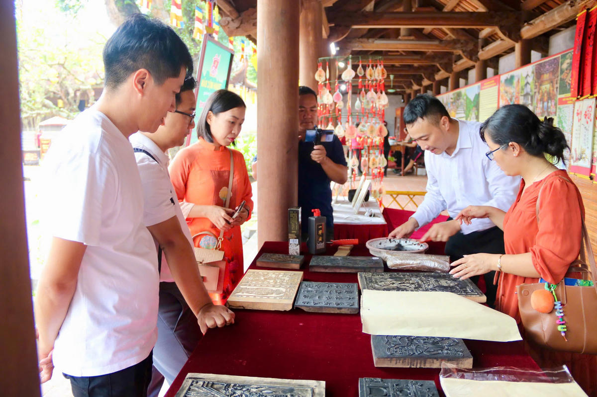 Du khách trải nghiệm tour du lịch mới tại Khu di tích Côn Sơn - Kiếp Bạc. Ảnh: P.T.