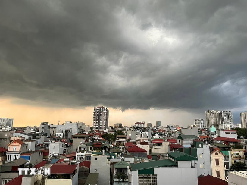 Mây đen phủ kín bầu trời trước một cơn dông ở Hà Nội. (Ảnh: An Đăng/TTXVN).