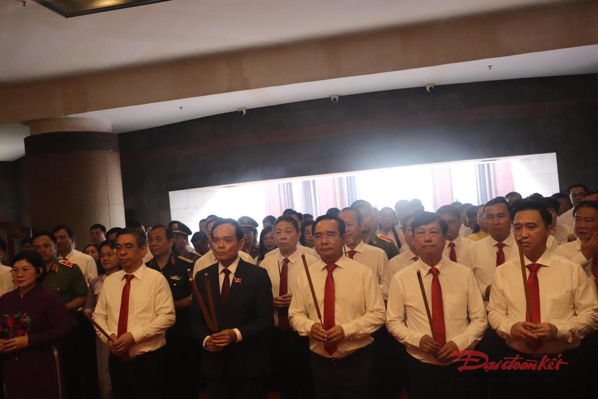 Đoàn lãnh đạo TP Hồ Chí Minh dâng hương tưởng nhớ các Vua Hùng tại Đền tưởng niệm các Vua Hùng thuộc Công viên Lịch sử - Văn hóa Dân tộc. Ảnh: Hồng Phúc.