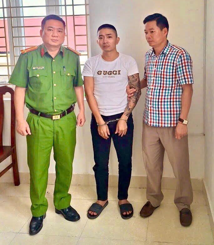 Đối tượng Lê Hoài Nam ra đầu thú. Ảnh: CAT Tuyên Quang.