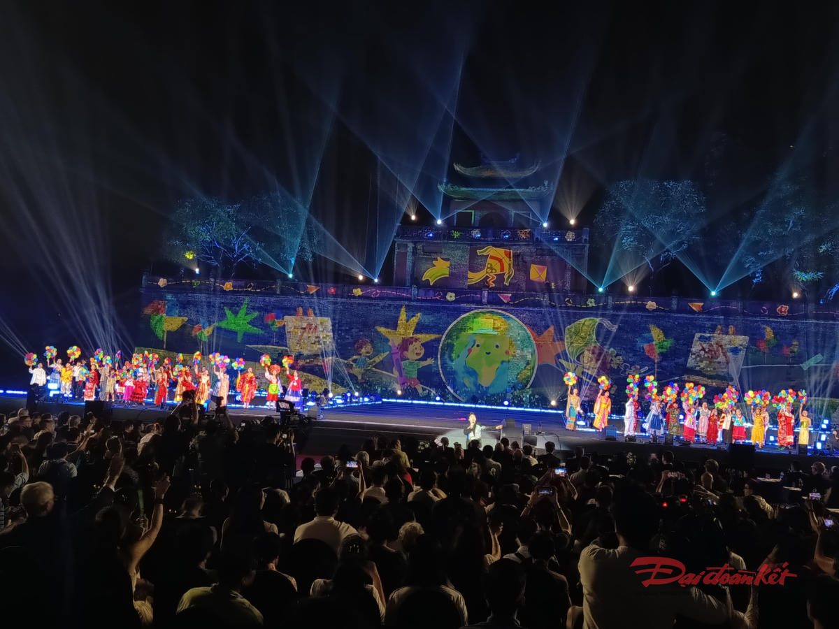 Lễ hội thu hút đông đảo người dân và du khách tới tham quan, hòa mình trong không khí đầy màu sắc của lễ hội quốc tế lớn nhất từ trước đến nay tại Hà Nội. Ảnh: Phạm Sỹ.