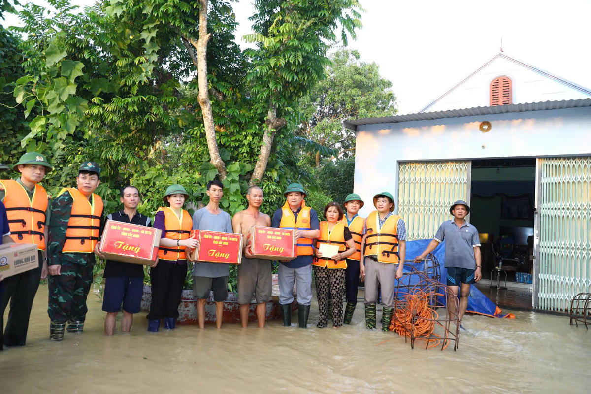 Đoàn công tác của Tỉnh ủy Bắc Ninh thăm, tặng quà, động viên các chốt trực và bà con nhân dân vùng bị ngập lụt trên địa bàn xã Kép. 	