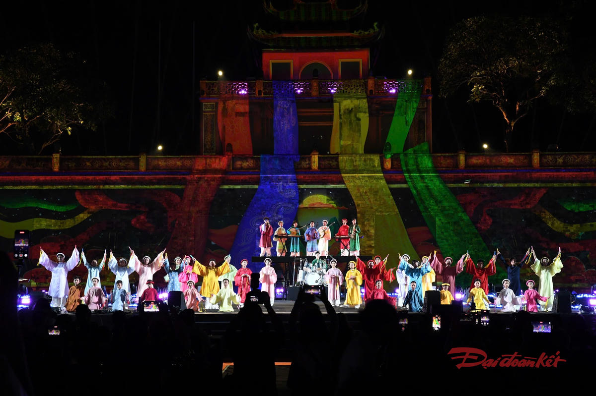 Tiết mục trình diễn của các thanh thiếu nhi biểu diễn nhạc cụ dân tộc kết hợp cùng âm nhạc điện tử với bản phối mới mang tính hiện đại, trẻ trung và cuốn hút Ảnh: Phạm Sỹ.