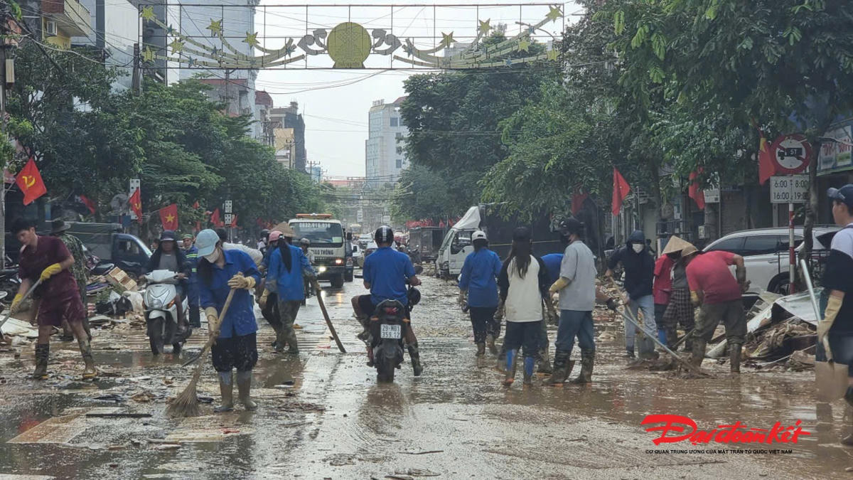 Lực lượng thanh niên, sinh viên tham gia dọn dẹp vệ sinh đường phố. Ảnh: Toán Nguyễn.