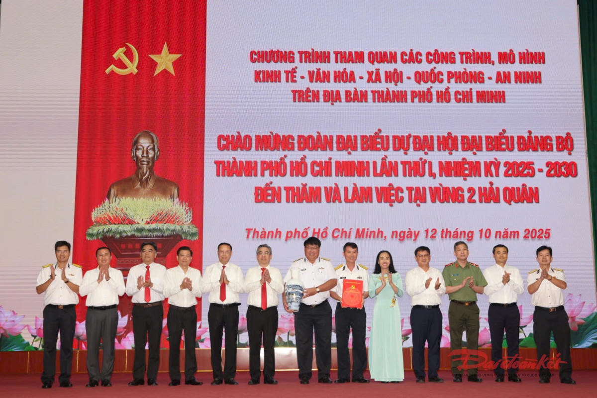 Lãnh đạo Đoàn tặng quà cho cán bộ, chiến sĩ Vùng 2 Hải quân. Ảnh: Văn Đường - Như Thành.