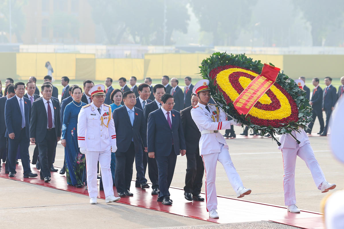 Thủ tướng Chính phủ&nbsp;Phạm Minh Chính và Đoàn đại biểu dự Đại hội Đảng bộ Chính phủ lần thứ nhất, nhiệm kỳ 2025-2030 vào Lăng viếng Chủ tịch Hồ Chí Minh. Ảnh: Nhật Bắc