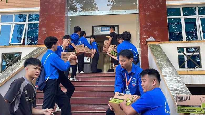 Sinh viên EPU không quản khó khăn, tích cực hỗ trợ người dân tỉnh Thái Nguyên bị ảnh hưởng bão lũ<div data-empty="true">. </div>