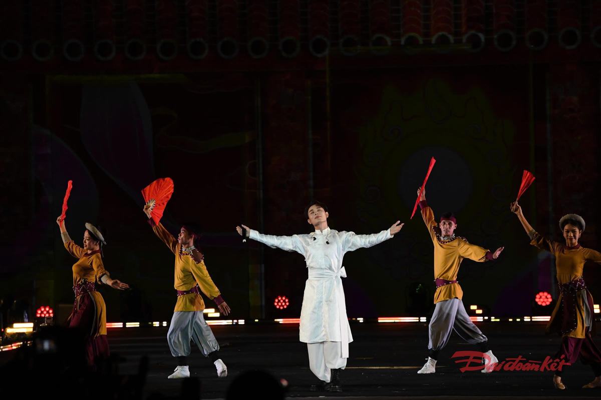 Những tiết mục biểu diễn sôi động của nam ca sĩ Trúc Nhân tại đêm bế mạc đã để lại ấn tượng đối với người dân và du khách quốc tế. Ảnh: Phạm Sỹ.