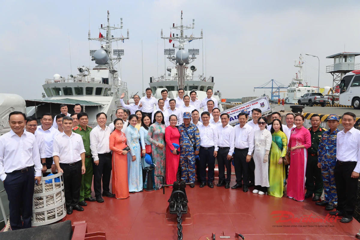 Đoàn đại biểu thành phố đã tham quan Lữ đoàn 167 – đơn vị tàu chiến đấu chủ lực của Vùng 2 Hải quân. Ảnh: Văn Đường - Như Thành.