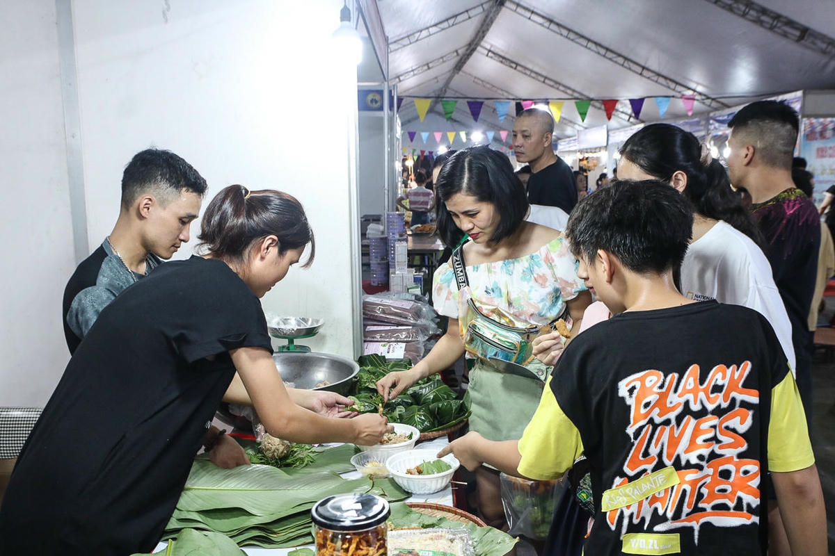 Người dân, du khách đến tham quan và thưởng thực ẩm thực tại Liên hoan Ẩm thực Quảng Ninh 2023. Ảnh: Ngọc Anh.