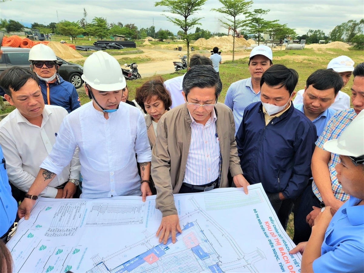 Ông Trần Nam Hưng (ở giữa), Phó Chủ tịch UBND TP Đà Nẵng kiểm tra một số dự án trên địa bàn thành phố. Ảnh: CV.