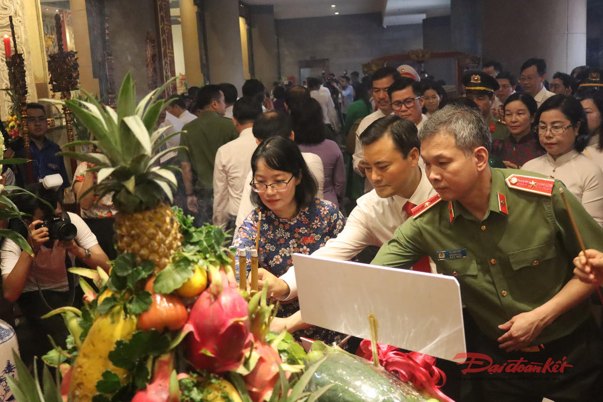 Đoàn đại biểu TP Hồ Chí Minh vào dâng hương tại Đền tưởng niệm các Vua Hùng thuộc Công viên Lịch sử - Văn hóa Dân tộc. Ảnh: Hồng Phúc.