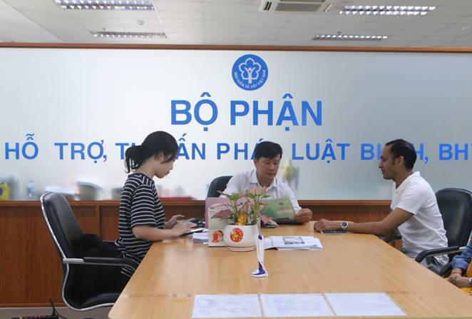 Cán bộ Bảo hiểm xã hội tỉnh Đồng Nai tư vấn chính sách cho người dân, người lao động. Ảnh: Hồ Tú.