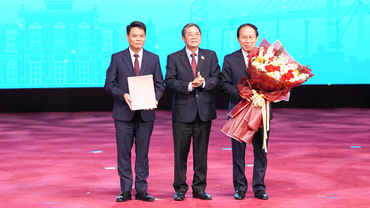 Phó Chủ tịch Quốc hội Nguyễn Đức Hải trao Nghị quyết số 226/2025/QH15 của Quốc hội về thí điểm một số cơ chế, chính sách đặc thù phát triển thành phố Hải Phòng cho lãnh đạo thành phố. Ảnh: Phương Thanh.