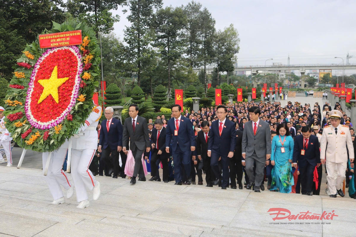 Đoàn đại biểu dâng hoa, dâng hương tưởng nhớ công ơn các Mẹ Việt Nam anh hùng, Anh hùng liệt sĩ tại Nghĩa trang Liệt sĩ TP Hồ Chí Minh (phường Long Bình). Ảnh: Hồng Phúc.