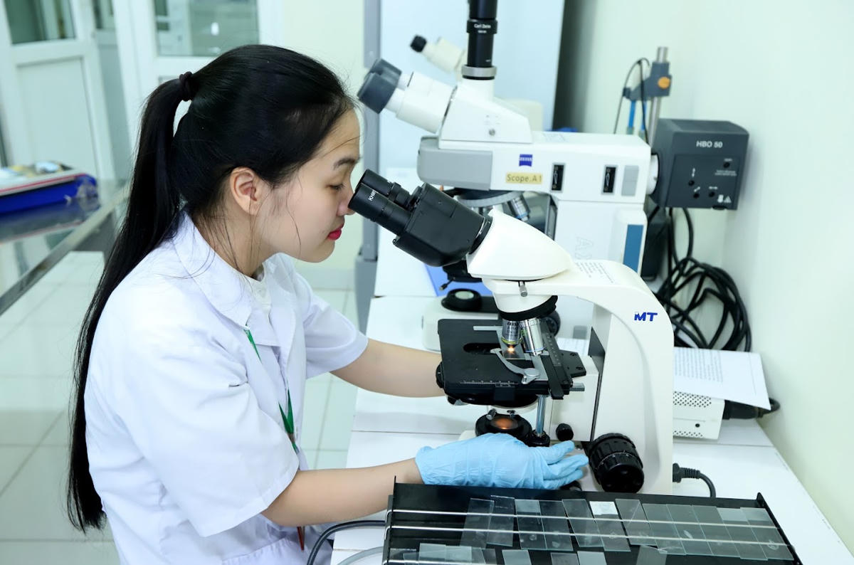 Sinh viên Học viện Nông nghiệp Việt Nam say mê nghiên cứu khoa học. Ảnh: Quang Vinh