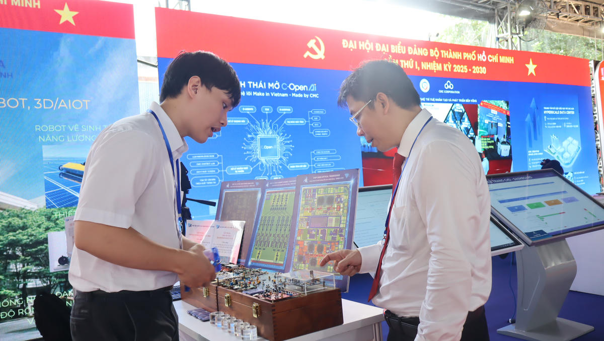 Các sản phẩm công nghệ về blockchain và hệ sinh thái mở được giới thiệu đến công chúng. Ảnh: Hồng Phúc.