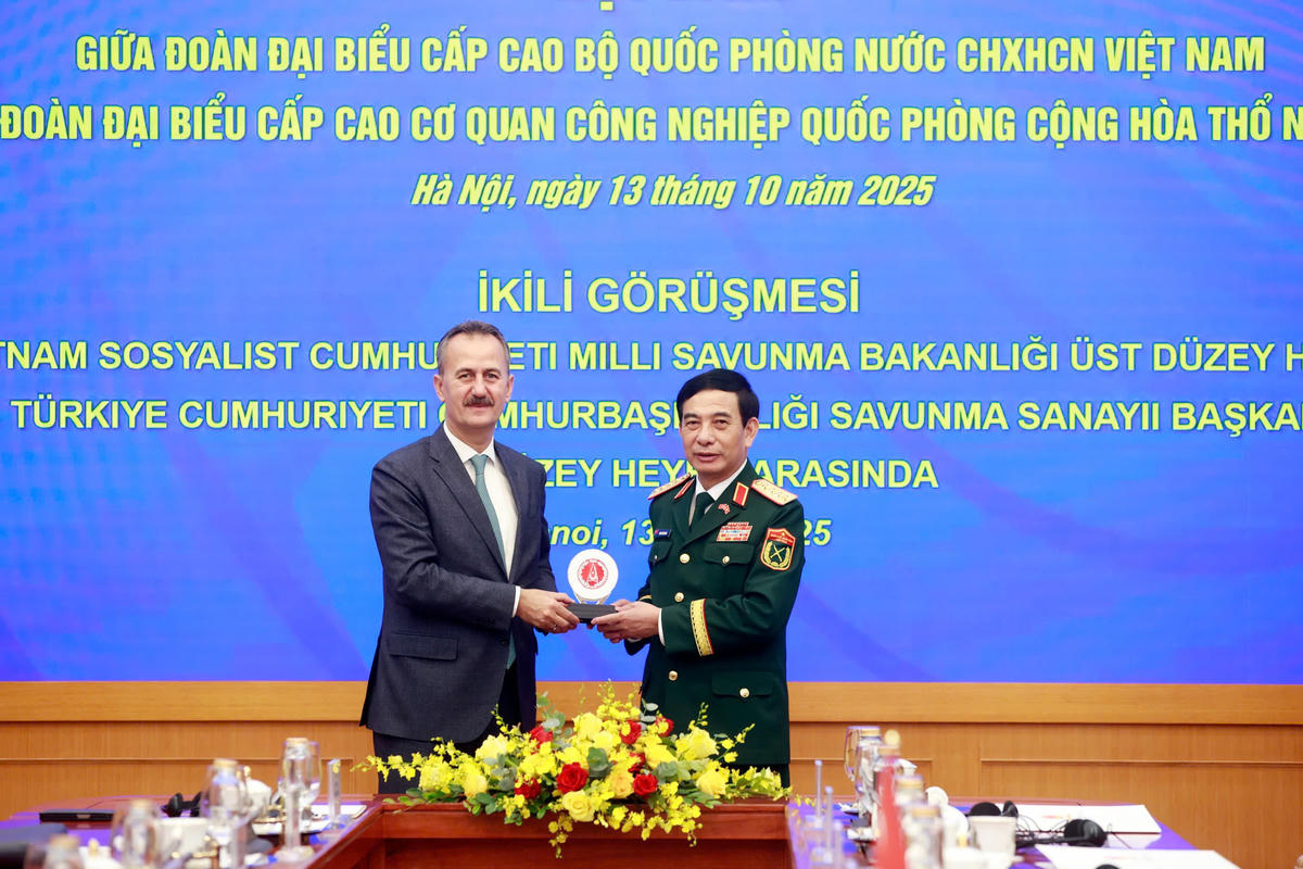 Ông Haluk Gorgun, Chủ tịch Cơ quan Công nghiệp quốc phòng Thổ Nhĩ Kỳ tặng quà lưu niệm Đại tướng Phan Văn Giang. Ảnh: Quang Vinh