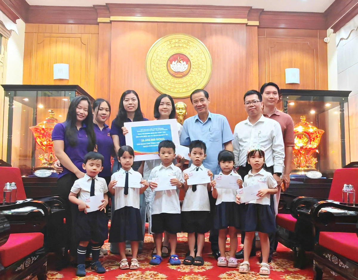 Ông Nguyễn Thái Học – Phó Bí thư Đảng ủy MTTQ, các đoàn thể Trung ương tiếp nhận ủng hộ&nbsp; thầy cô, phụ huynh và các em học sinh trường Mầm non Tổ Chim – Casa Dei Piccioni