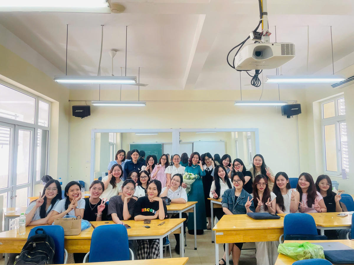 TS. Lưu Thị Kim Nhung cùng sinh viên Trường ĐH Sư phạm Hà Nội. Ảnh: NVCC