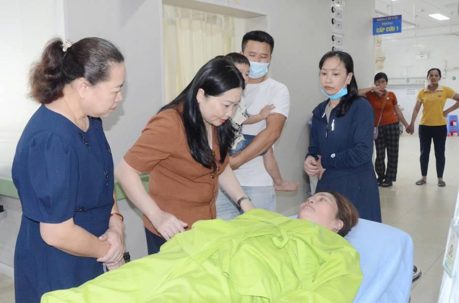 Phó Chủ tịch UBND tỉnh Lào Cai thăm hỏi các nạn nhân vụ xe khách mất lái trên tỉnh lộ 172