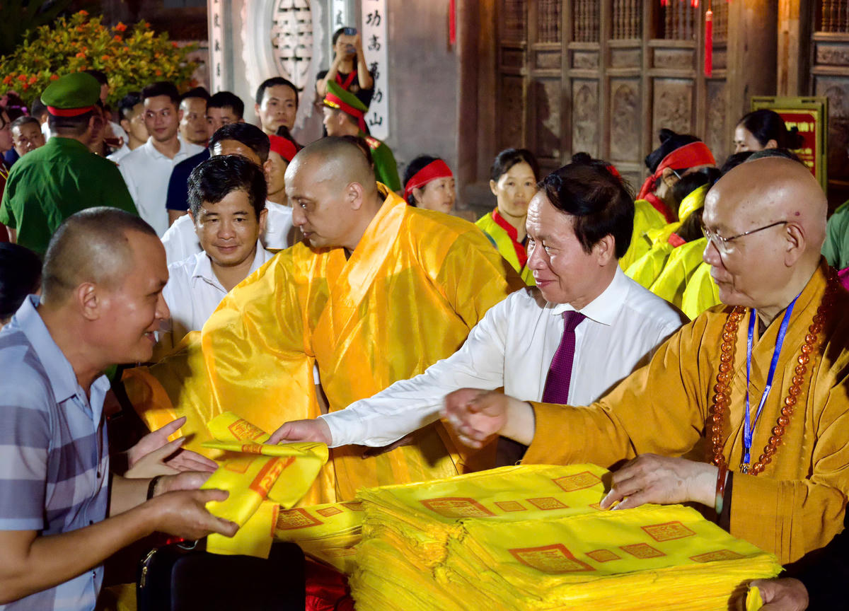 Lãnh đạo TP Hải Phòng và Ban tổ chức phát ấn cho người dân, du khách. Ảnh: ĐT.&nbsp;