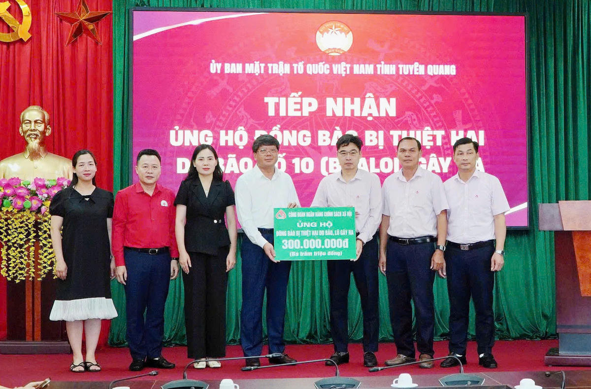 Ông Hà Trung Kiên, Ủy viên BTV Tỉnh ủy, Phó Chủ tịch Thường trực Ủy ban MTTQ Việt Nam tỉnh Tuyên Quang tiếp nhận ủng hộ từ Ngân hàng Chính sách xã hội. Ảnh: MTTQ Tuyên Quang.