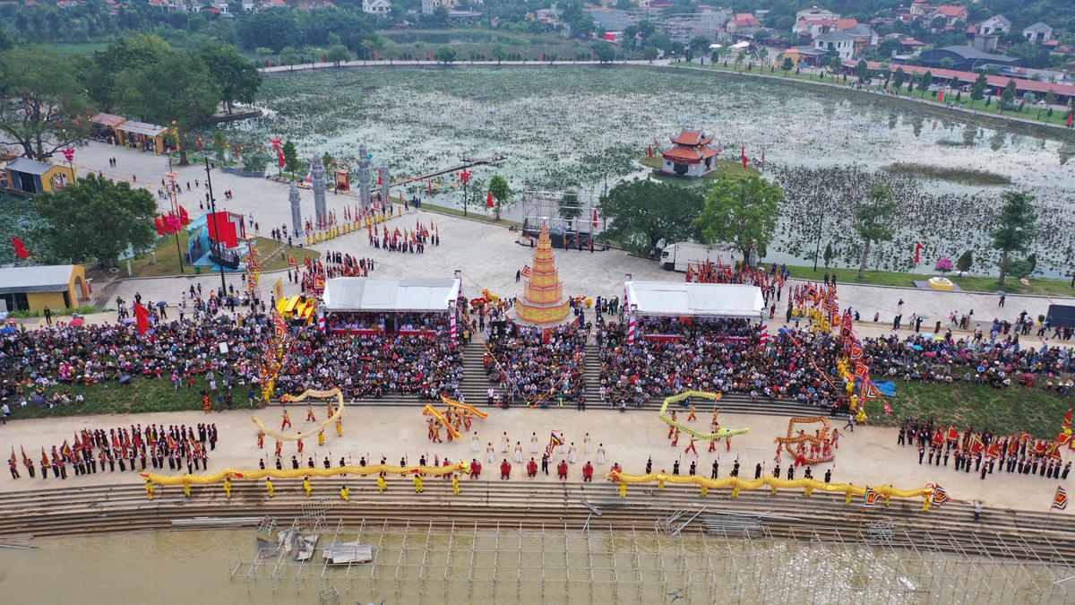 Toàn cảnh hội diễn xướng Hội quân trên sông Lục Đầu. Ảnh: CLB Nhiếp ảnh HP.&nbsp;