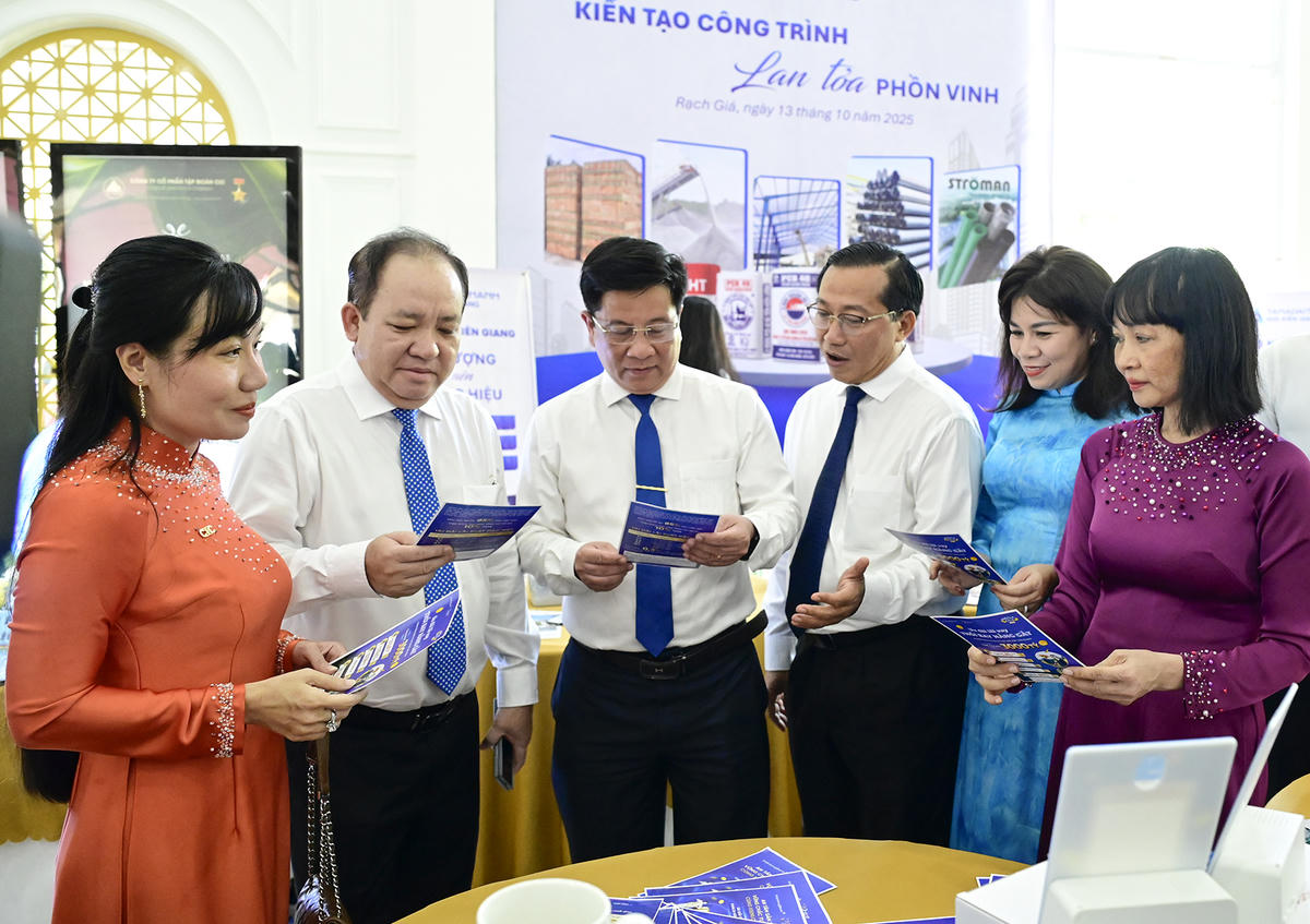 Đại biểu tham quan không gian giới thiệu, quảng bá sản phẩm đặc trưng tỉnh An Giang. Ảnh Nguyễn Minh. 