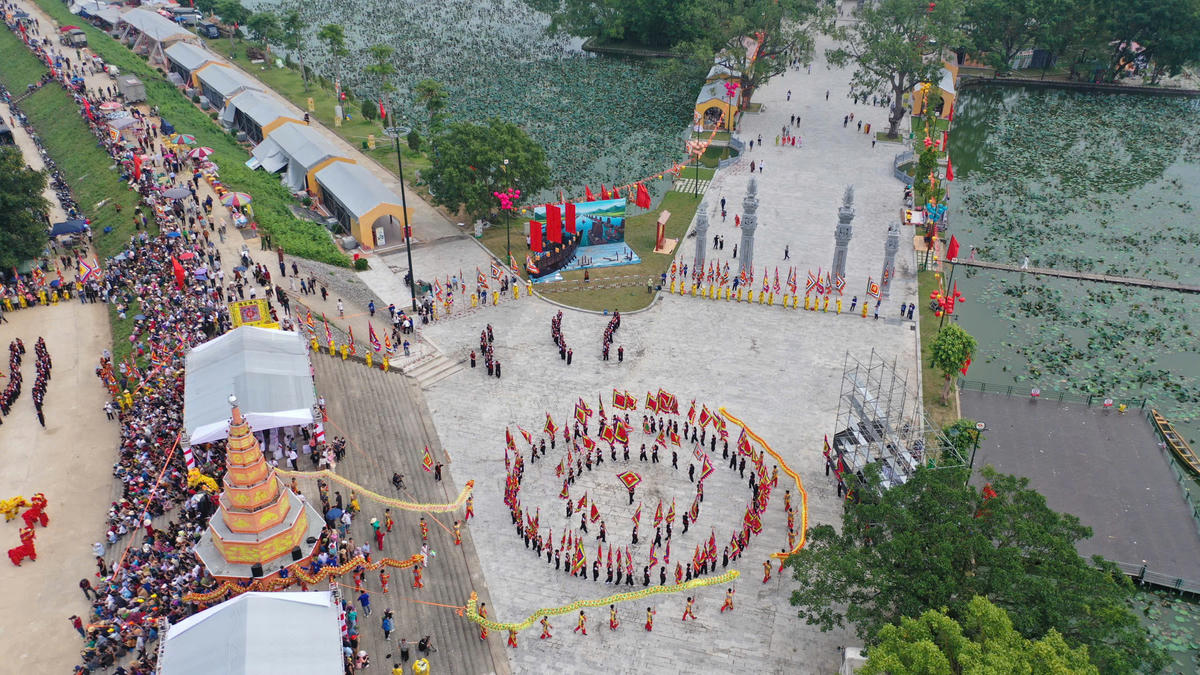 Đông đảo nhân dân, du khách đến tham quan, chiêm bái tại Khu di tích Côn Sơn - Kiếp Bạc dịp Lễ hội mùa Thu. Ảnh: ĐT.&nbsp;