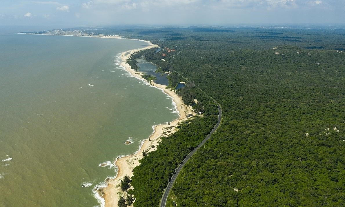 Đường bờ biển Hồ Tràm.