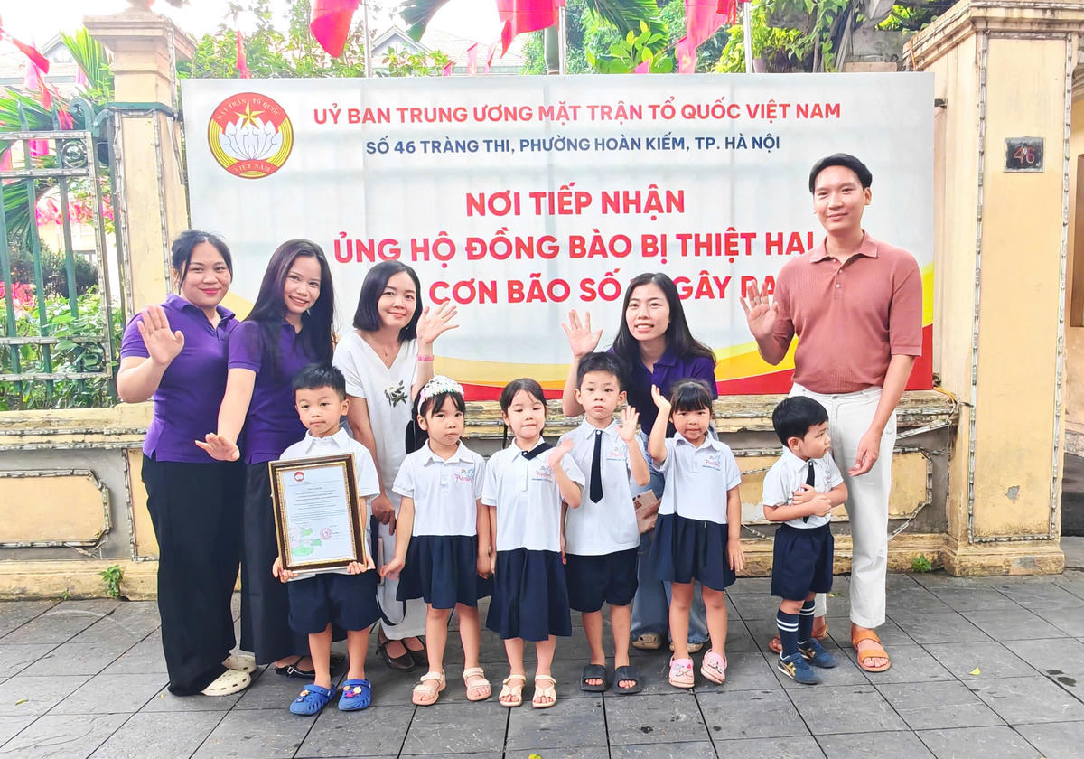 Thầy cô, phụ huynh và các em học sinh trường Mầm non Tổ Chim – Casa Dei Piccioni đã đến Trụ sở Ủy ban Trung ương MTTQ Việt Nam trao yêu thương đến đồng bào vùng lũ. Ảnh: Văn Hoa