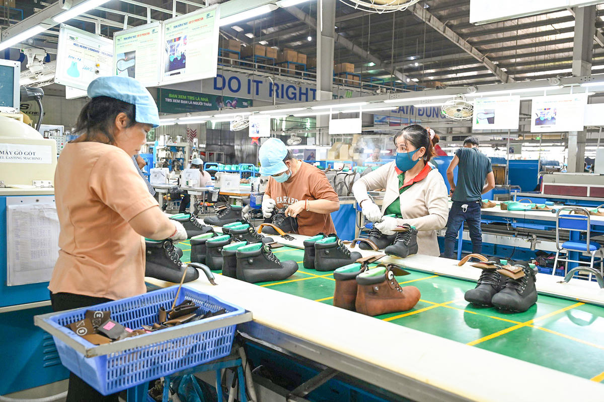 Giày da - một trong những mặt hàng xuất khẩu chủ lục của An Giang. Ảnh Nguyễn Minh. 