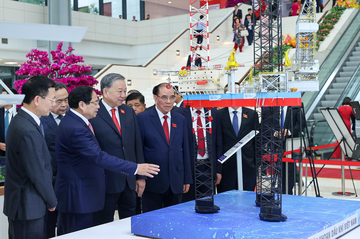 Tổng Bí thư Tô Lâm, Thủ tướng Phạm Minh Chính và các đồng chí lãnh đạo, nguyên lãnh đạo Đảng, Nhà nước tham quan triển lãm chào mừng Đại hội đại biểu Đảng bộ Chính phủ lần thứ I, nhiệm kỳ 2025-2030. Ảnh: VGP/Nhật Bắc.