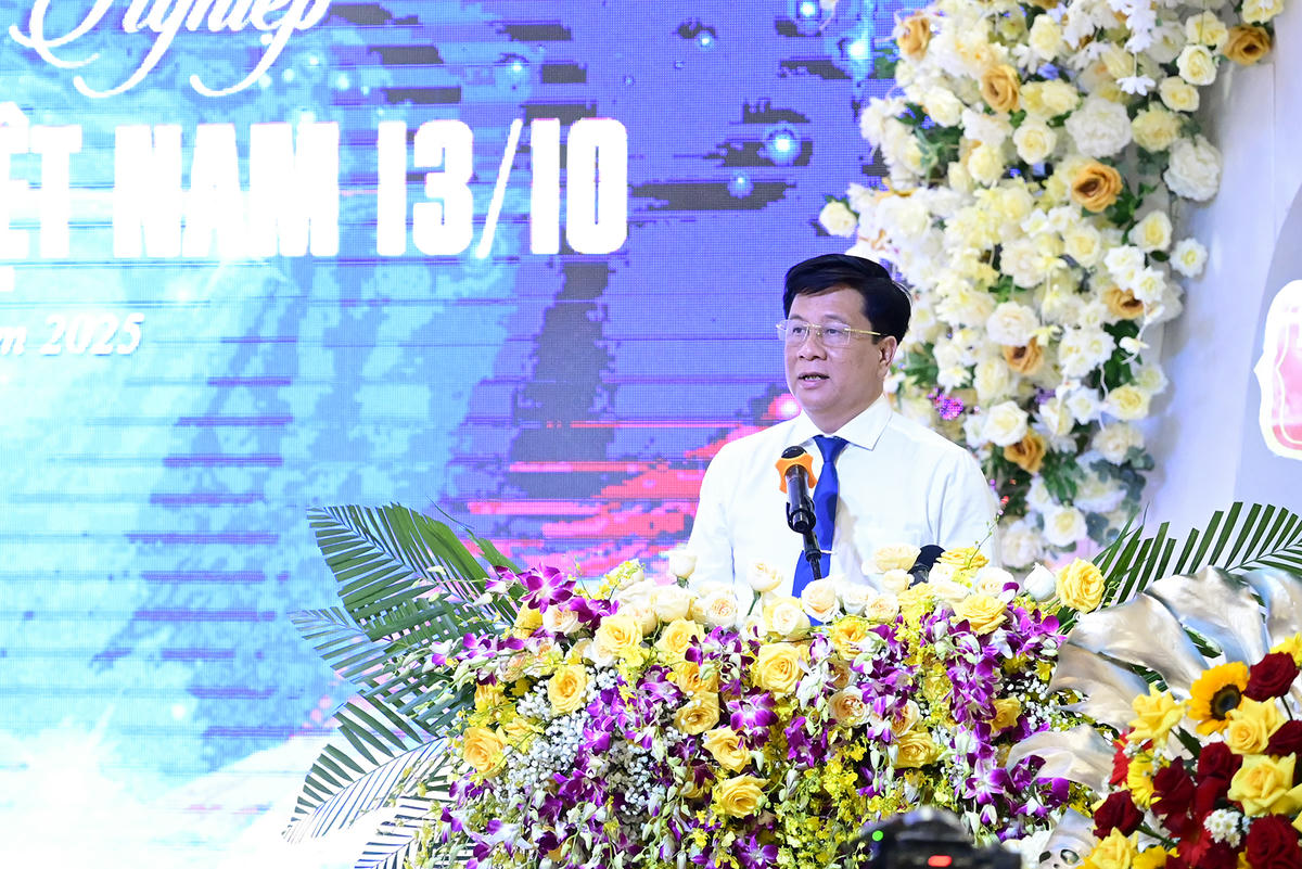 Chủ tịch UBND tỉnh An Giang Hồ Văn Mừng phát biểu tại buổi gặp mặt.
3. Đại biểu tham quan không gian giới thiệu, quảng bá sản phẩm đặc trưng tỉnh An Giang. Ảnh Nguyễn Minh.