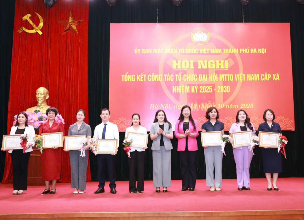 Chủ tịch Ủy ban MTTQ Việt Nam TP Hà Nội Nguyễn Lan Hương và Trưởng ban Tổ chức Kiểm tra, Ủy ban Trung ương MTTQ Việt Nam Nông Thị Mai Huyền trao Bằng khen cho các tập thể.&nbsp;