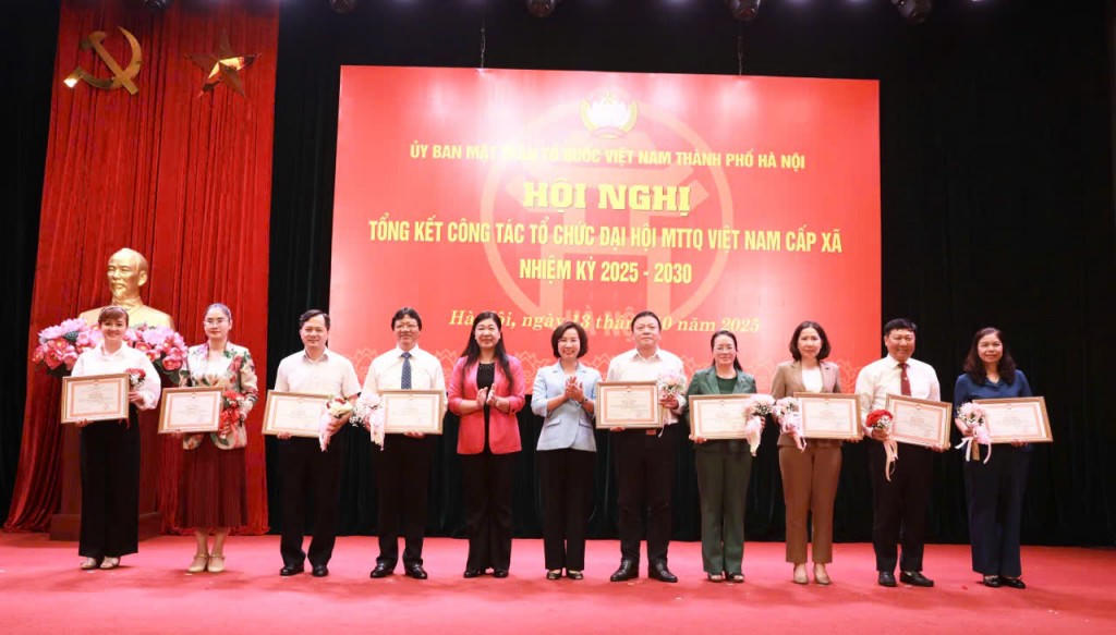 Chủ tịch Ủy ban MTTQ Việt Nam TP Hà Nội Nguyễn Lan Hương và Phó Chủ tịch Thường trực Ủy ban MTTQ Việt Nam TP Hà Nội Bùi Huyền Mai trao Bằng khen cho các cá nhân.&nbsp;