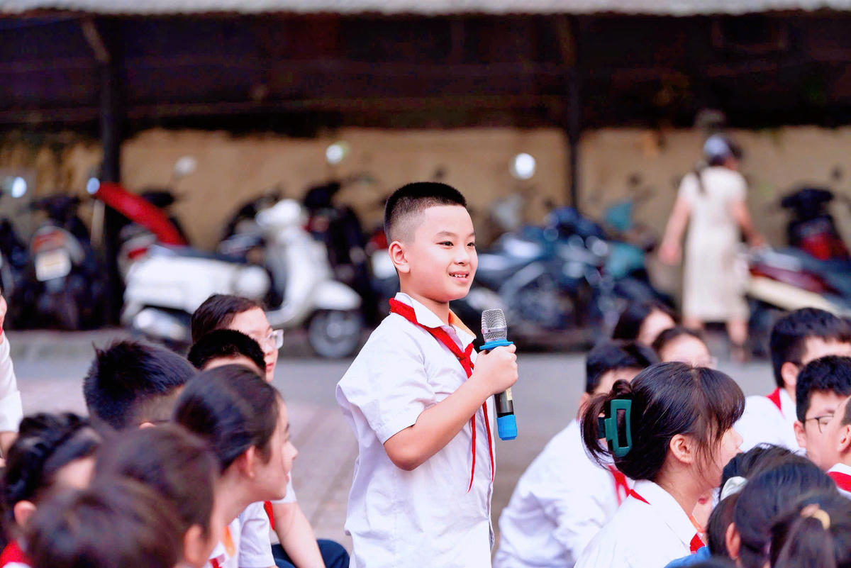 Từng câu hỏi của các em học sinh đều được lực lượng chức năng trả lời kỹ càng. Ảnh: Lê Khánh.