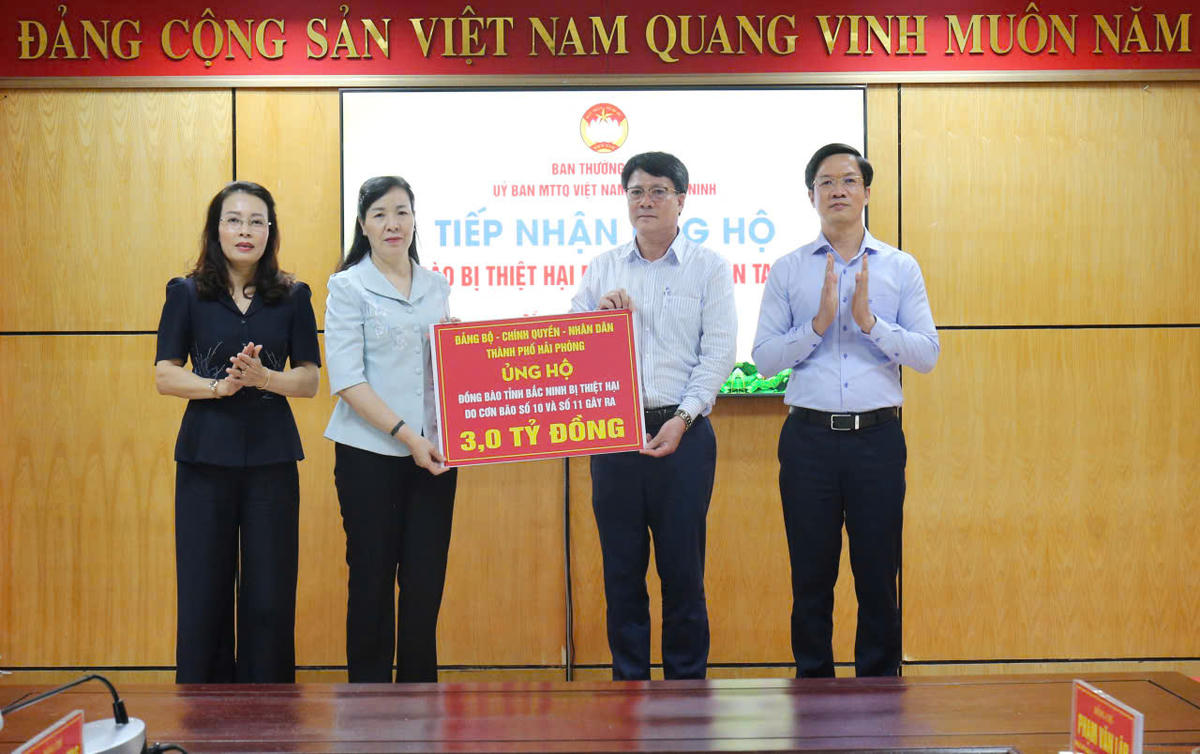 Phó Bí thư Thường trực Bắc Ninh Nguyễn Thị Hương và Chủ tịch Ủy ban MTTQ tỉnh Nguyễn Thị Hà tiếp nhận nguồn kinh phí ủng hộ của Đoàn công tác thành phố Hải Phòng